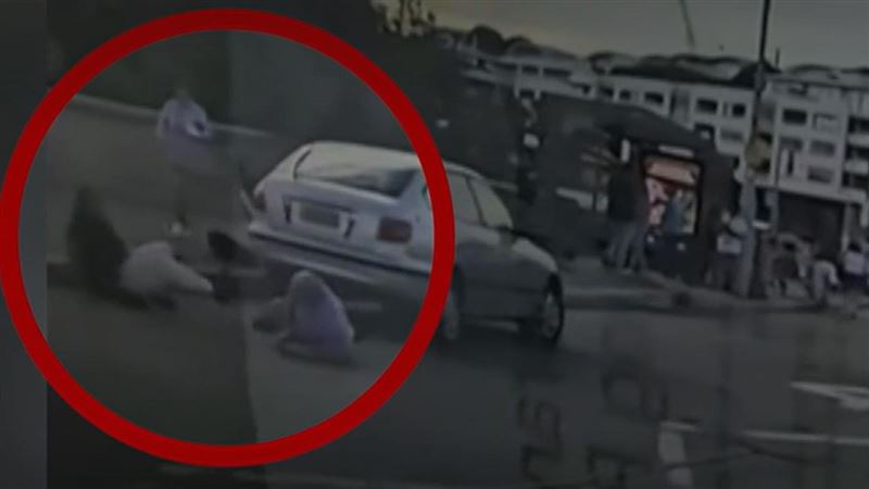 沙吉德從銀色轎車下來，鮑里斯・古曼立刻衝向對方奪槍。（圖／翻攝自X平台）