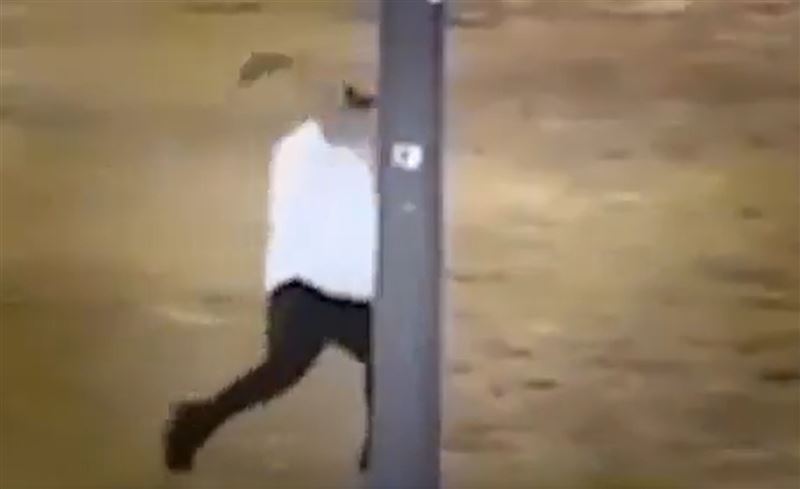 莫里森（Reuven Morrison，61歲）撿起磚頭掩護婦孺。（圖／翻攝自X平台）