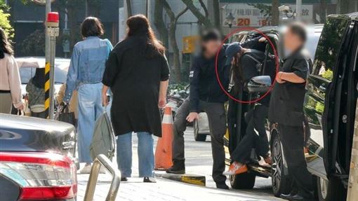 周子瑜低調返台工作　母女齊現身行程保密