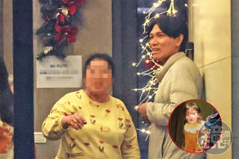 楊宗緯(右)出現在自家的社區大廳,與街坊鄰居互動熱切,更有爆料指他身邊經常跟著一名喊他「阿爸」的學齡前小男孩