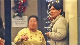 楊宗緯（右）出現在自家的社區大廳，與街坊鄰居互動熱切，更有爆料指他身邊經常跟著一名喊他「阿爸」的學齡前小男孩