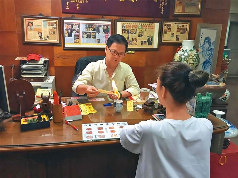 江柏樂(左)號稱「七億命理師」,在演藝圈相當有名,也曾幫女星楊繡惠(右)作法招桃花。(圖/翻攝自江柏樂臉書)