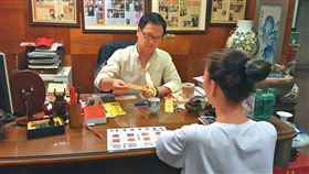 江柏樂（左）號稱「七億命理師」，在演藝圈相當有名，也曾幫女星楊繡惠（右）作法招桃花。（圖／翻攝自江柏樂臉書）