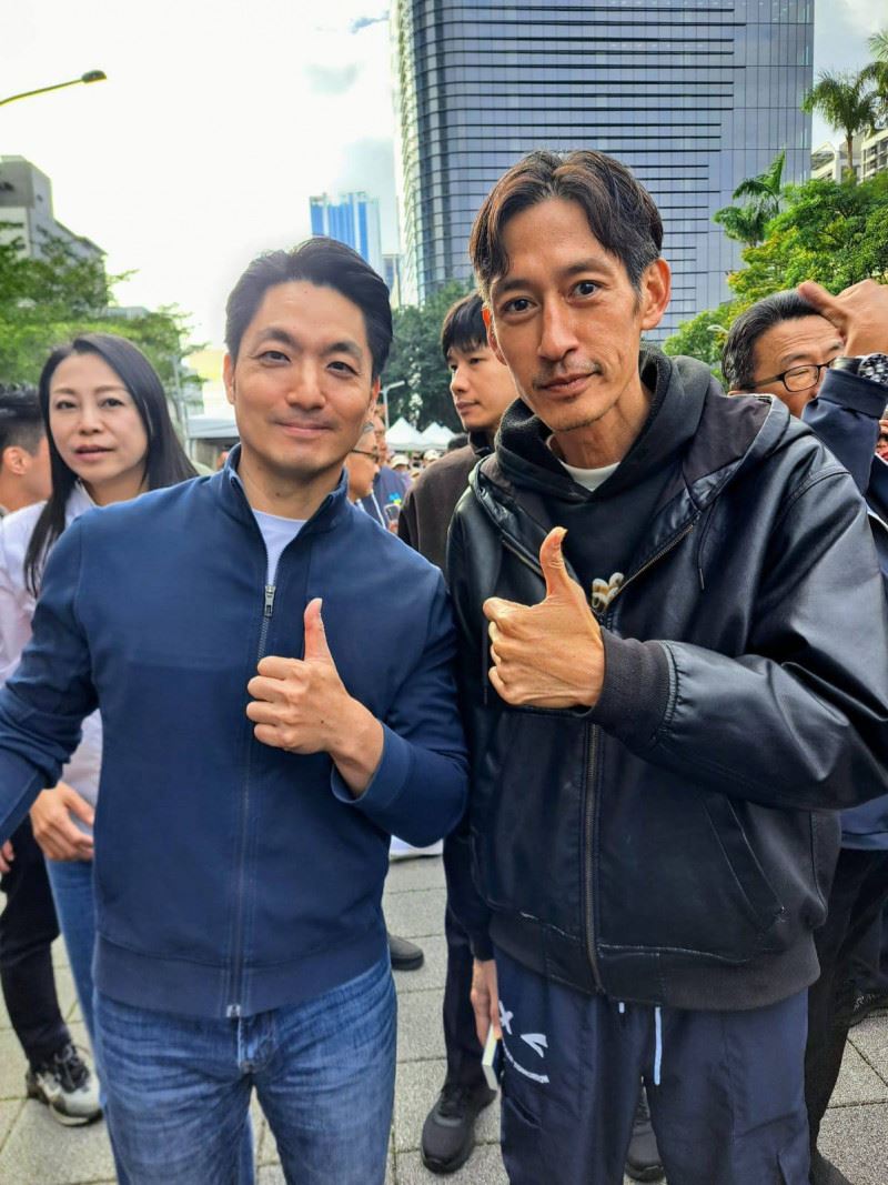 唐治平(右)開心同框蔣萬安。(圖/翻攝自臉書)