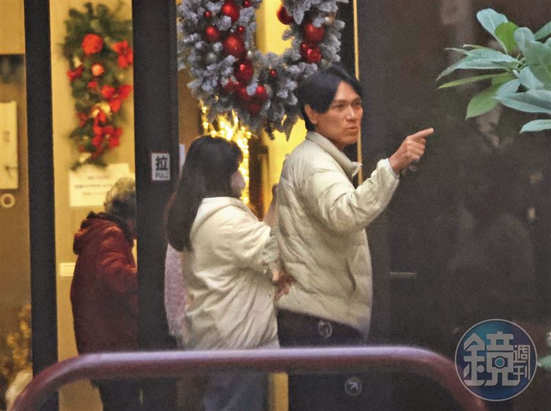 17:13,楊宗緯(右)在社區大廳跟鄰居們討論耶誕節的應景裝飾,聽說他在該社區很有長輩緣