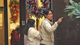 17：13，楊宗緯（右）在社區大廳跟鄰居們討論耶誕節的應景裝飾，聽說他在該社區很有長輩緣。