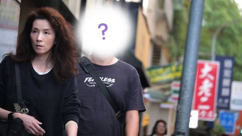 葉全真EMBA同學變戀人 牽手散步被認出