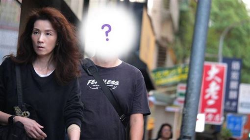 葉全真EMBA同學變戀人　牽手散步被認出