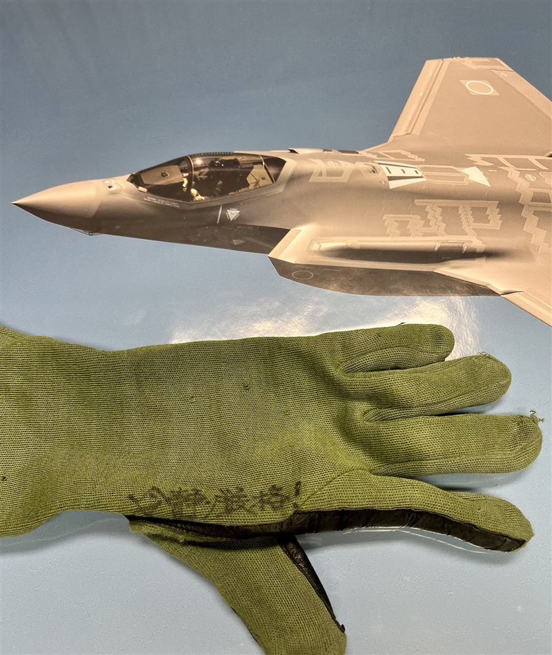 小泉進次郎曬資深飛官手套。（圖／翻攝自X平台 @shinjirokoiz）