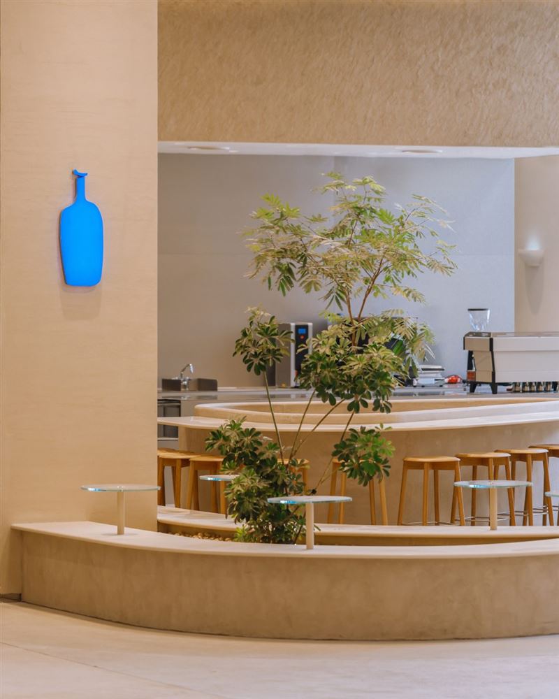 中國咖啡市場恐爆驚天併購！平價天王瑞幸傳出想買下雀巢旗下的頂級精品「藍瓶咖啡」，消息一出瑞幸美股暴跌逾7%。一杯70元的藍瓶尬上10元的瑞幸，平價與精品能否成功融合引發熱議。面對蜜雪冰城等茶飲跨界夾擊，瑞幸此舉被視為穩固龍頭地位、甚至為重返納斯達克鋪路的關鍵一步。咖啡併購大戰一觸即發，市場高度關注！（圖／翻攝自藍瓶官網）