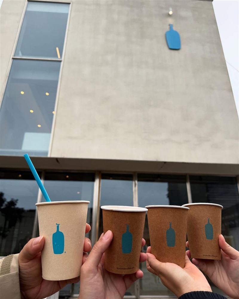 中國咖啡市場恐爆驚天併購！平價天王瑞幸傳出想買下雀巢旗下的頂級精品「藍瓶咖啡」，消息一出瑞幸美股暴跌逾7%。一杯70元的藍瓶尬上10元的瑞幸，平價與精品能否成功融合引發熱議。面對蜜雪冰城等茶飲跨界夾擊，瑞幸此舉被視為穩固龍頭地位、甚至為重返納斯達克鋪路的關鍵一步。咖啡併購大戰一觸即發，市場高度關注！（圖／翻攝自藍瓶官網）