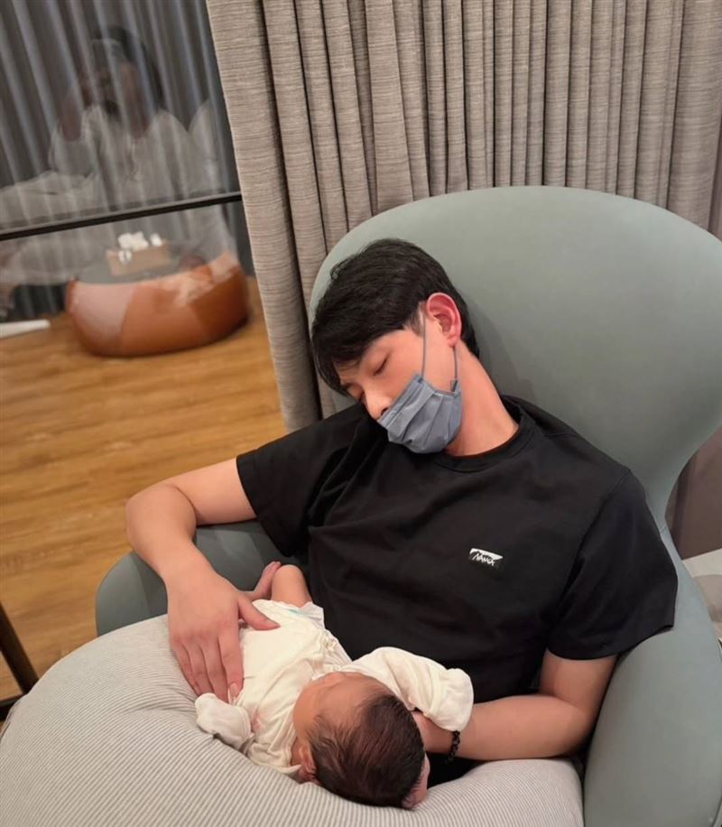 劉品言拍下連晨翔顧娃顧到睡著的畫面。（圖／翻攝自連晨翔IG）