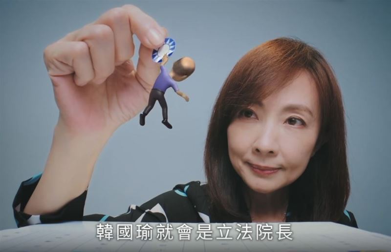 2023年12月底，民進黨推出選舉宣傳片「票投藍白，架空未來」，讓網友直呼神預言。（圖／翻攝自Threads @william_chingte）