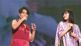 中國大陸歌手黃齡（右）的緋聞男友是楊宗緯（左），她透露兩人會一起旅行、吃素食，還會分享健身心得。（圖／翻攝自微博）