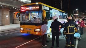 公車,車禍,台北,單車,命危,女騎士,婦人（圖／翻攝畫面）
