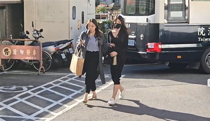 王大陸女友闕沐軒在律師陪同下到新北地院。（圖／記者莊淇鈞攝影）