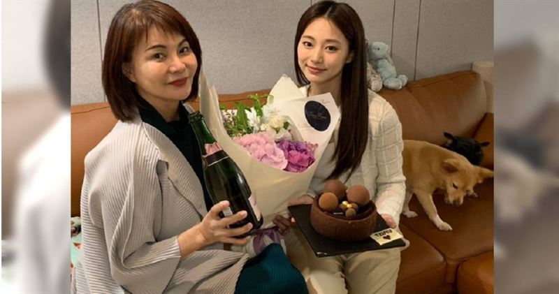 子瑜媽媽（左）與周子瑜的母女互動經常成為媒體焦點。（圖／翻攝自周子瑜媽媽X）