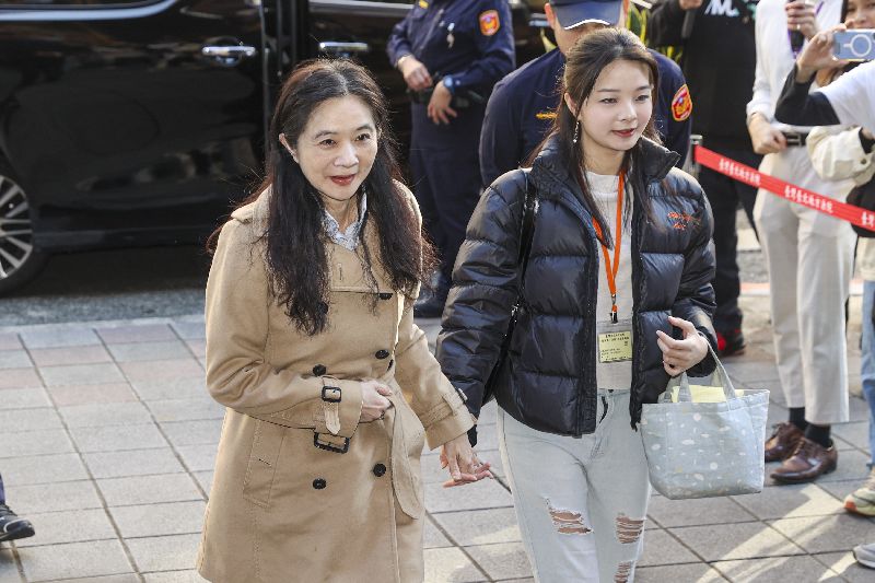 台北地方法院審理京華城及柯文哲政治獻金案，日前傳喚國民黨台北市議員應曉薇（左）到庭，應曉薇在女兒應佳妤（右）陪同下步入法院