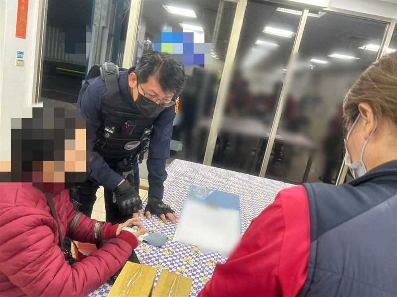 物流營業所人員發現陳姓婦人帶著38萬鉅款來領包裹，卻對內容物一問三不知，察覺有異報警。(圖／翻攝畫面)