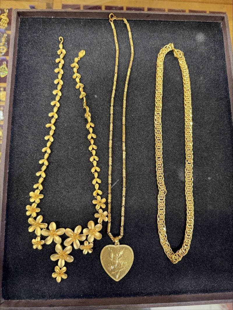 陳姓婦人為了收網戀的香港男子的包裹，不惜變賣36錢的金飾。(圖／翻攝畫面)