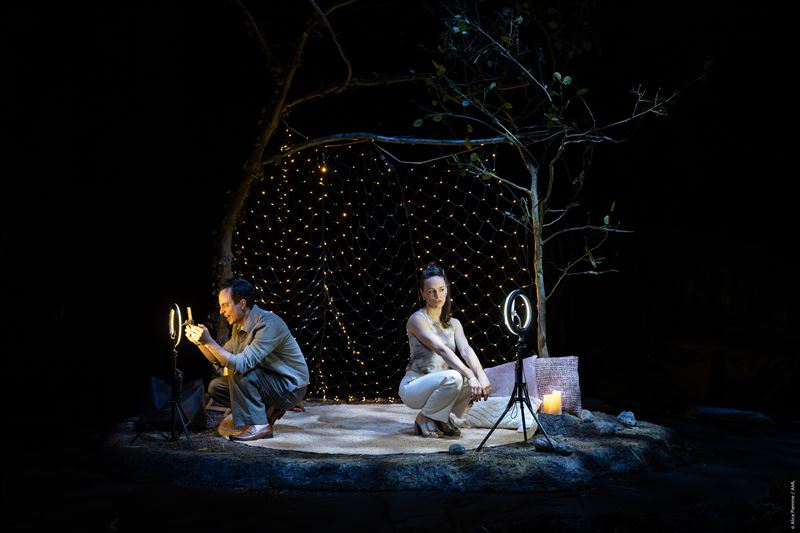 2026 NTT Arts NOVA_比利時靜物劇團在《這就是人「森」啊！》中，把露營、自然與末日想像混在一起，用瘋狂又好笑的肢體喜劇，看人類在荒謬世界中的模樣。（圖／Alice Pierre提供）