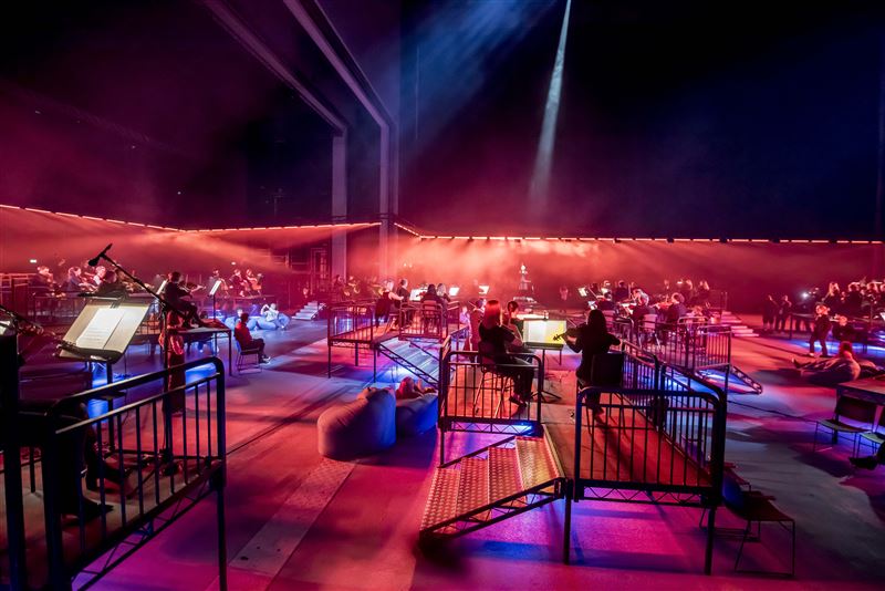 2026 NTT Arts NOVA_《浮聲之城》是一場邊走邊聽的音樂體驗，觀眾跟著手機指引參與合奏，從城市一路走進劇場，自由穿梭舞台與觀眾席，近距離感受交響樂的震動。（圖／Chris Payne提供）