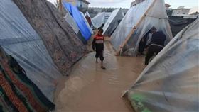 地中海地區的冬天多雨寒冷，加薩難民只能窩居在泡水的帳篷之中。（圖／翻攝自X平台 @PalPress24）