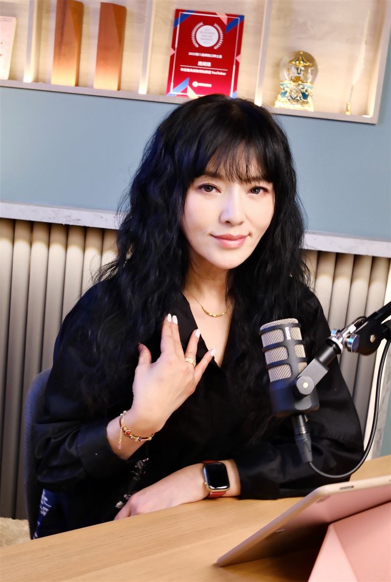 唐綺陽錄音時配戴首飾，自信與優雅兼具。(圖／大慕影藝提供）