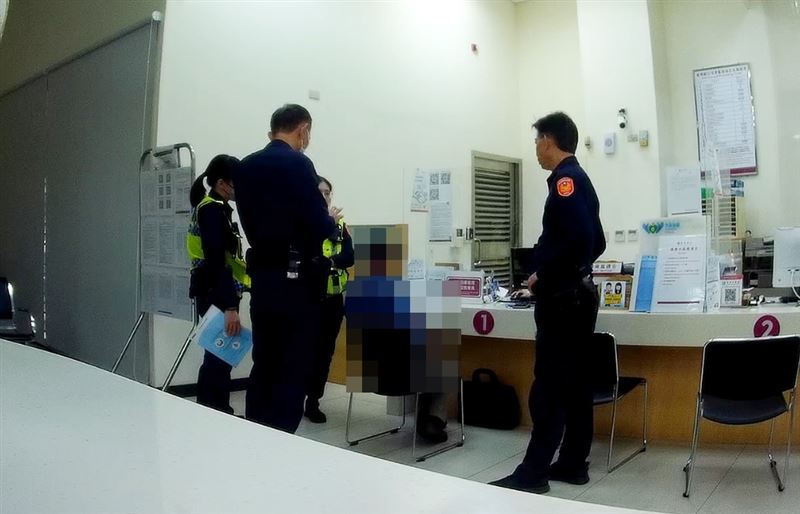 臺東一名陳姓男子12月11日赴臺灣銀行臺東分行，欲提款新臺幣53.2萬元，因神情緊張，駐警保七員警主動立即上前關懷。（圖／內政部警政署保安警察第七總隊提供）