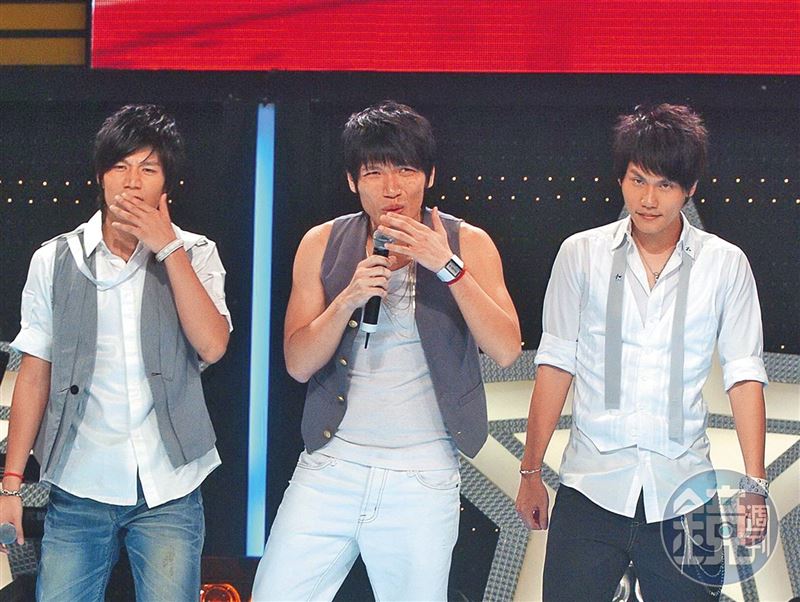 周定緯（右）、楊宗緯（中）、潘裕文（左）從星光一班畢業，之後傳出楊宗緯不在戰友們的群組裡