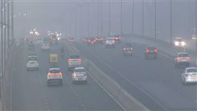 印度霧霾導致道路能見度低。（圖／翻攝自X平台 @ani_digital）