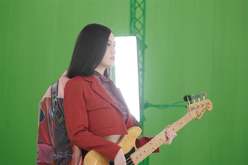 美秀集團婷文大港開唱跌落高台，送醫確診髕骨脫臼。（圖／翻攝自美秀集團臉書）