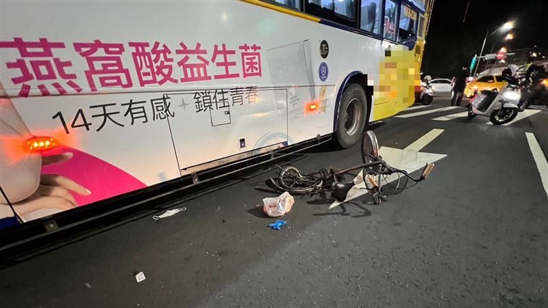 北市公車輾死女騎士，死者身分曝光，為附近補習班擔任清潔工的74歲徐婦。（圖／翻攝畫面）