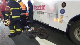 台北,公車,車禍,女騎士,老婦,補習班,清潔工。（圖／翻攝畫面）