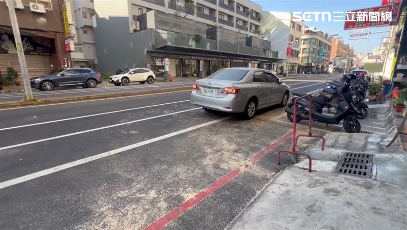 撞死女清潔員現場已經血跡清理乾淨，只剩下清潔用殘留木屑。（圖／記者林昱孜攝影）