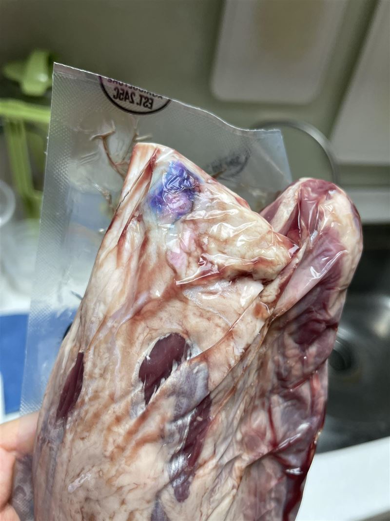 有民眾在好市多買到的牛肉出現詭異紫色，擔心肉質不安全。(圖／取自「Costco好市多 商品經驗老實說」)