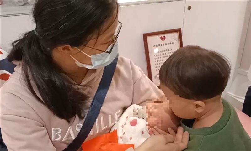 溪州一名37歲芭樂農，婚後與妻子育有3男2女，近日迎來第6胎男寶寶。(圖／翻攝畫面)