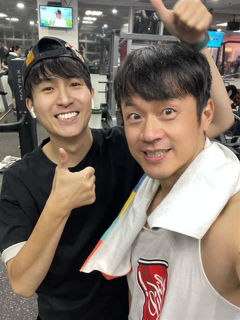 焦糖哥哥（右）在健身房巧遇多年未見的檸檬哥哥（左）。（圖／翻攝自焦糖哥哥-陳嘉行臉書）