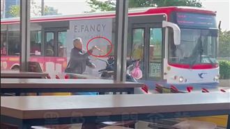 淡水男街頭「揮斧跟鬼輸贏」　詭異影片曝