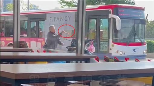 淡水男街頭「揮斧跟鬼輸贏」　詭異影片曝