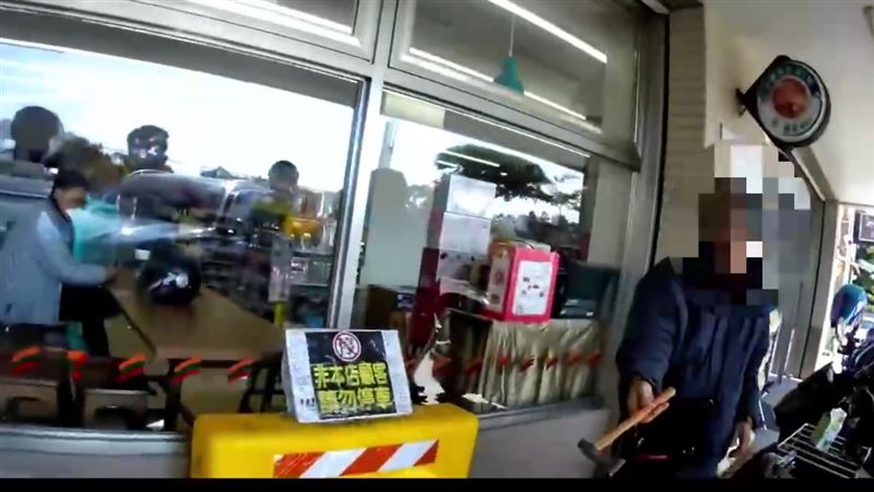 員警獲報到場喝令潘男交出斧頭。（圖／翻攝畫面）