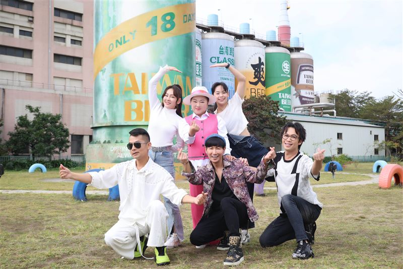 4.白冰冰(後排中)與蔡亞露(後排左起)、胡子萱、蔡聖偉(前排左起)、台一線阿玟、陳思緯在竹南啤酒廠的18天生啤酒裝置藝術前合照。（圖／長興影視提供）