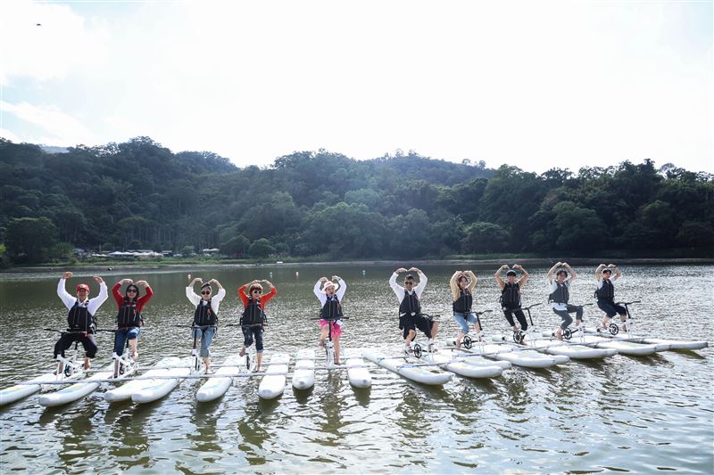 白冰冰(左五)與胡子萱(右起)、陳思瑋、台一線阿玟、蔡亞露、蔡聖偉及親友們在明德水庫騎水上摩托車比愛心。（圖／民視提供）