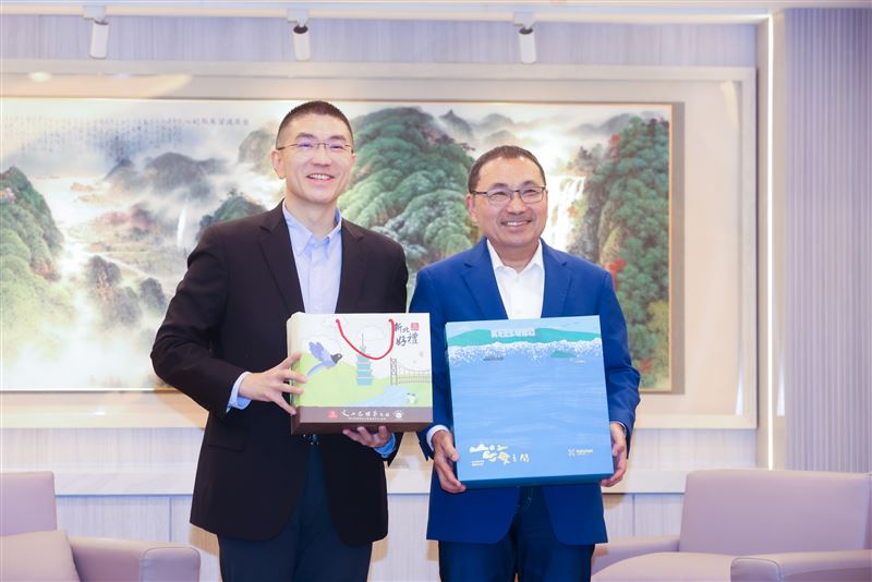 新北市長侯友宜、基隆市長謝國樑出席「基隆市政府都市計畫及都市更新審議交流參訪新北市政府」活動。（圖／新北市府提供）