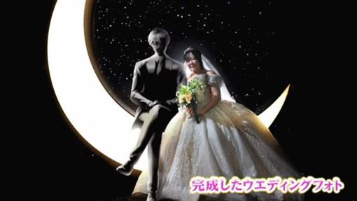 櫻花妹嫁AI伴侶　披婚紗、戴AR眼鏡完婚