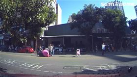 違停小客車釀驚險自摔　警：沒撞也有肇責（圖／翻攝畫面）