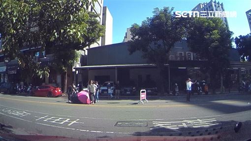 違停小客車釀驚險自摔　警：沒撞也有肇責