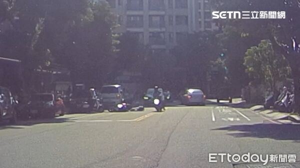 事故發生的關鍵點在於路旁一輛違規停放在紅線區的小客車。這輛違停車輛不僅佔用車道，更嚴重阻礙了兩位騎士在路口會合時的視線，是該起車禍發生的主因。（圖／翻攝畫面）