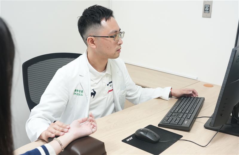 一名國中女學生，1年半以來因反覆腹痛送急診，中醫診治發現是肝氣鬱滯體質，導致情緒緊張就劇烈腹痛。（圖／光田醫院提供）