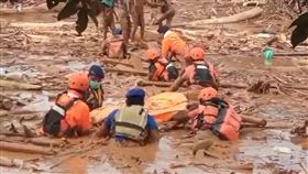 洪水過後到到處都是泥濘，救援困難。（圖／翻攝自X平台 @WeatherMonitors）